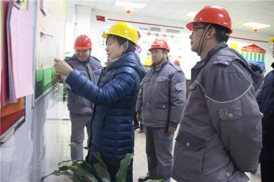 自治区国资委党委副书记、主任张红彦查看安全生产资料（尕静茹 摄)