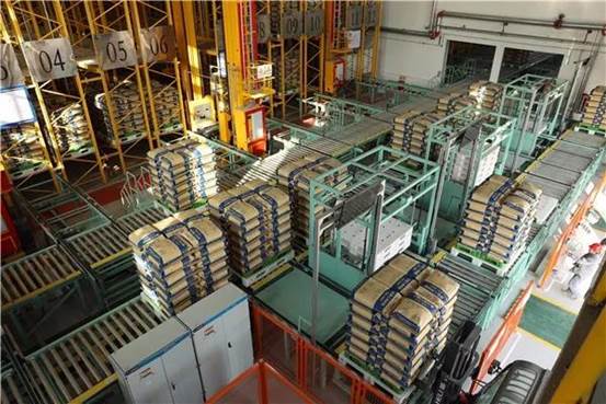 托克逊能化高性能树脂项目包装立体仓库现。ㄕ胖酒 摄）