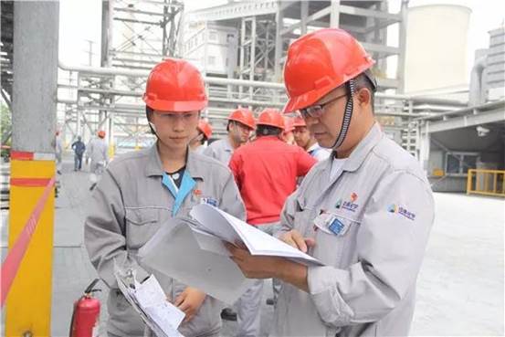 托克逊能化公司党委书记、董事长王利国（右）带头开展高危作业审核（胡晓君 摄）