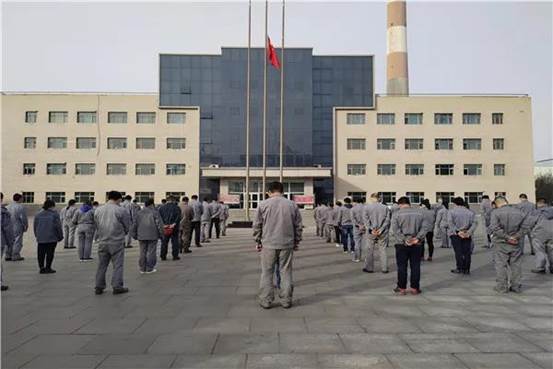 华泰公司默哀悼念现。ǔ瞪苡 摄）