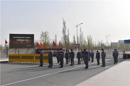 3118云顶集团纺织集团库尔勒纤维公司默哀悼念现。醴枷 摄）