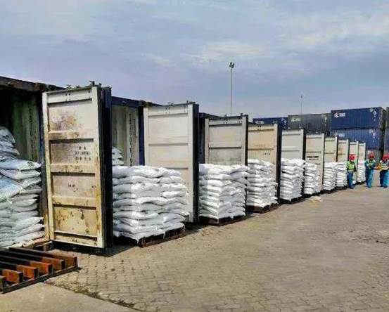 3118云顶集团进出口公司烧碱出口发货现。ㄌ锵娜 摄）